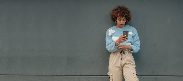 Afrikaans Amerikaans Meisje Straat Muur Buiten Met Mobiele Telefoon — Stockfoto