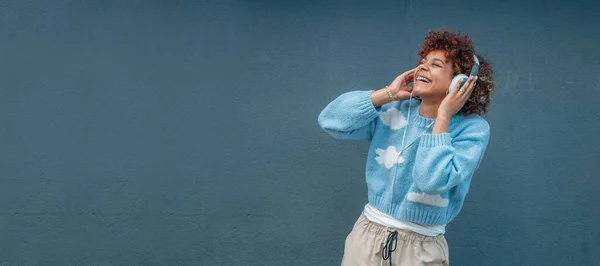 Chica Afroamericana Calle Escuchando Música Con Auriculares Teléfono Móvil — Foto de Stock