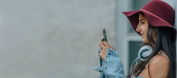 Hipster Girl Hat Mobile Phone Street — Fotografia de Stock