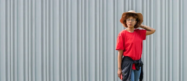 African American Hipster Girl Hat Isolated Street Wall — 图库照片