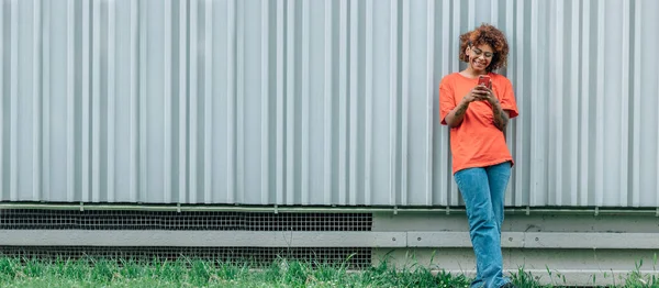 Ragazza Afro Americana Con Cellulare Sul Muro Della Strada Con — Foto Stock