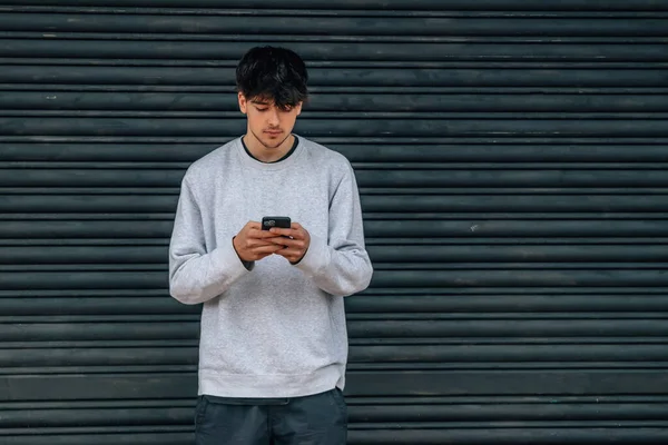 Tiener Student Straat Zoek Naar Mobiele Telefoon — Stockfoto