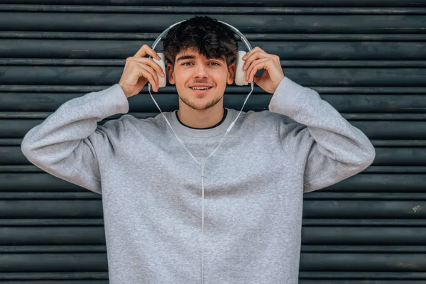 Adolescente Estudiante Calle Con Auriculares — Foto de Stock