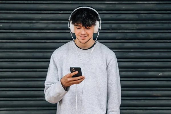 Νεαρός Άνδρας Κινητό Τηλέφωνο Smartphone Και Ακουστικά — Φωτογραφία Αρχείου