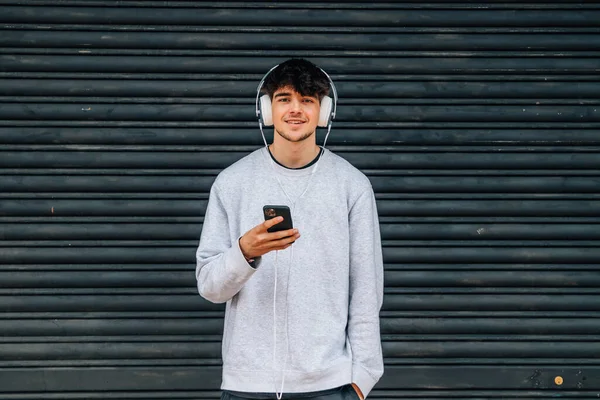 Adolescente Estudiante Calle Con Auriculares Teléfono Móvil — Foto de Stock