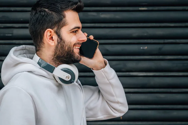 Joven Calle Hablando Por Teléfono Móvil — Foto de Stock