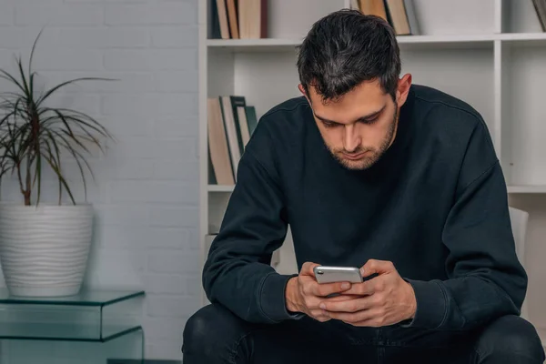 Hombre Casa Con Teléfono Móvil — Foto de Stock