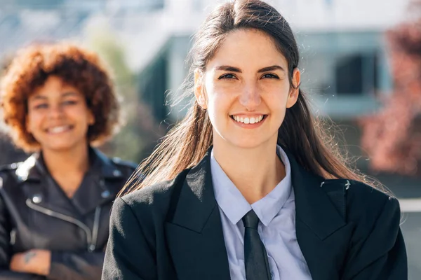 Affärskvinna Poserar Gatan Tittar Kameran Team — Stockfoto