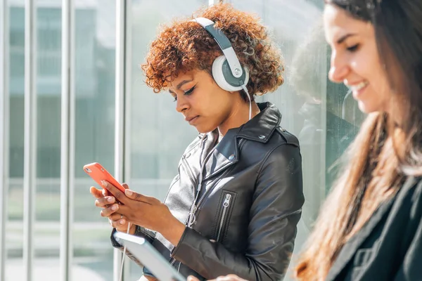 Chica Afroamericana Con Teléfono Móvil Auriculares Calle — Foto de Stock