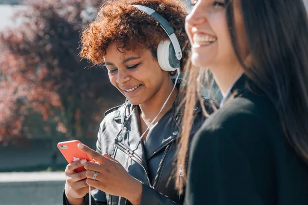 Young Girl Street Mobile Phone Headphones — Φωτογραφία Αρχείου