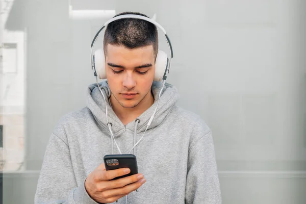 Jeune Homme Avec Casque Téléphone Portable — Photo