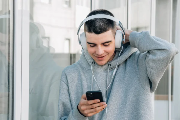 Έφηβος Ακουστικά Και Κινητό Τηλέφωνο Στο Δρόμο — Φωτογραφία Αρχείου