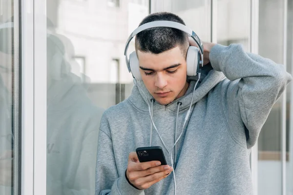 Teenager Headphones Mobile Phone Street — Φωτογραφία Αρχείου