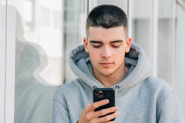 Хлопчик Підліток Мобільним Телефоном — стокове фото