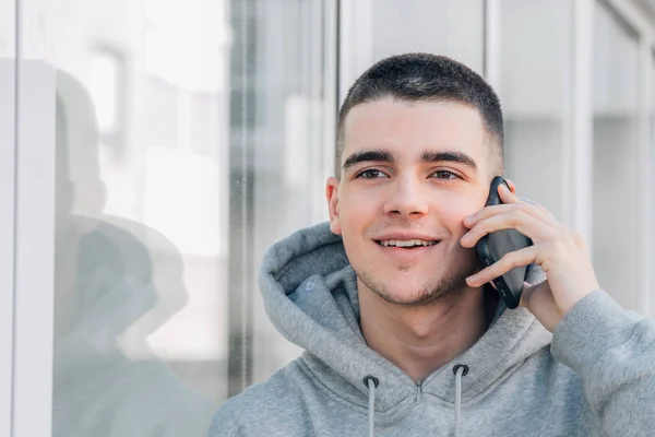 Muchacho Adolescente Hablando Por Telefono Movil Smartphone Calle — Foto de Stock