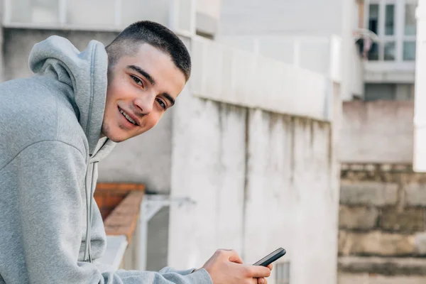 Tiener Jongen Straat Met Mobiele Telefoon — Stockfoto