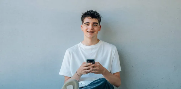 Teenager Sedí Ulici Mobilním Telefonem — Stock fotografie