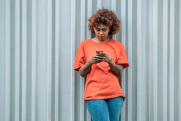 Afro Amerikai Lány Mobiltelefon Utcai Falon — Stock Fotó