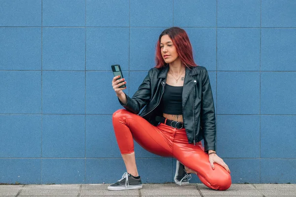 Redhead Girl Mobile Phone Street — Stockfoto