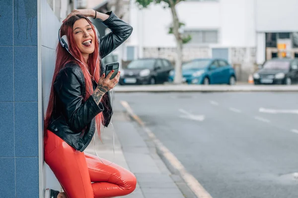 Urban Style Redhead Girl Mobile Phone Headphones — Stock Fotó