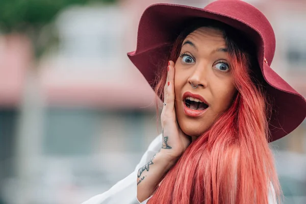 Girl Street Hat Surprised Amazed — Fotografia de Stock