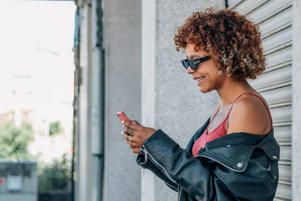 Urban Woman Mobile Phone Sunglasses Street —  Fotos de Stock