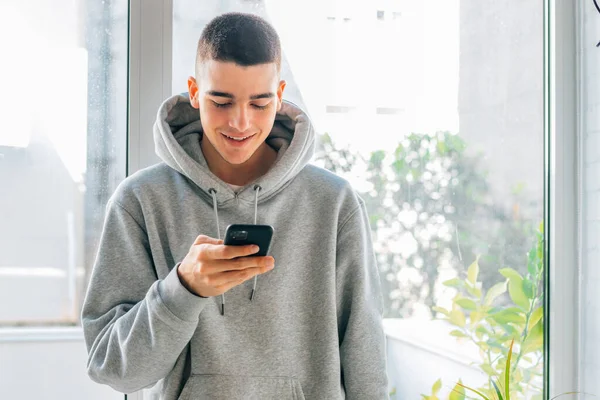 Tonåring Hemma Med Mobiltelefon — Stockfoto