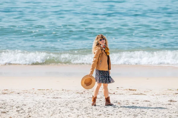 Ubrana Kobieta Średnim Wieku Cieszy Się Plaży — Zdjęcie stockowe