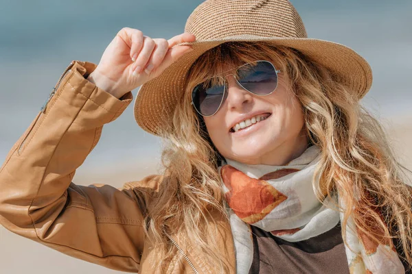 Klädd Medelålders Kvinna Njuter Stranden — Stockfoto