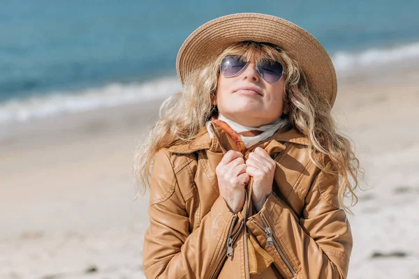 Orta Yaşlı Giyinmiş Bir Kadın Sahilde Eğleniyor — Stok fotoğraf