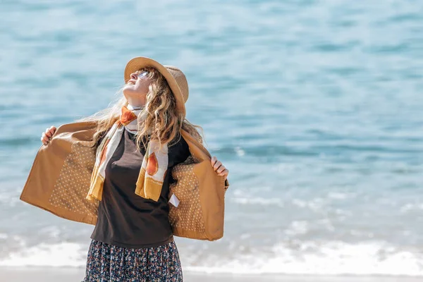 Vestita Donna Mezza Età Godendo Sulla Spiaggia — Foto Stock