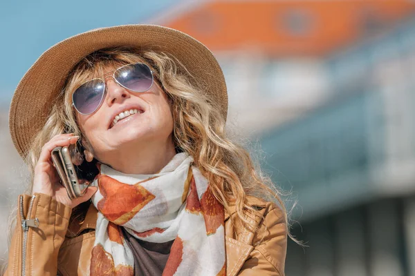 Middle Aged Woman Hat Sunglasses Talking Mobile Phone Street — Foto Stock