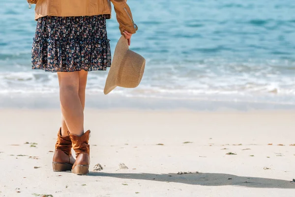海滩上戴着帽子的女孩望着大海 — 图库照片