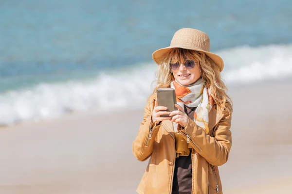 Mulher Praia Andando Com Telefone Celular — Fotografia de Stock