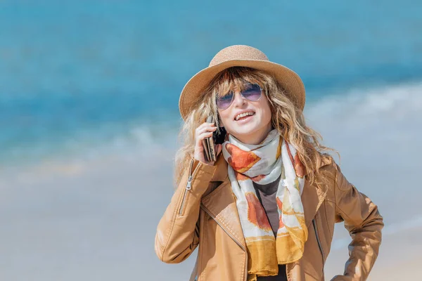 Woman Hat Dressed Beach Talking Mobile Phone — Stockfoto