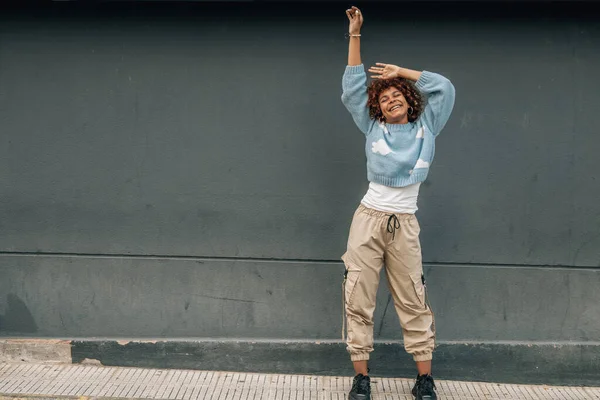 Menina Sorrindo Feliz Rua — Fotografia de Stock