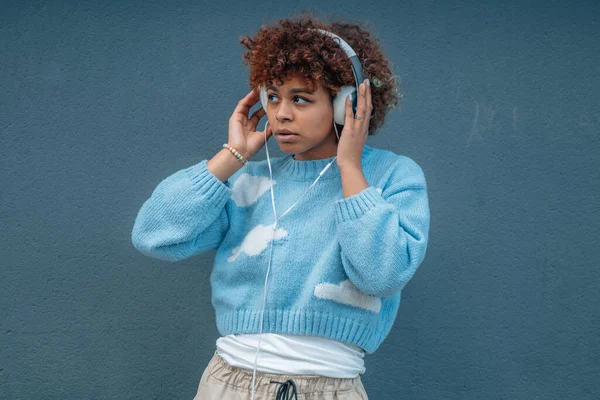 Young African American Girl Headphones — Φωτογραφία Αρχείου