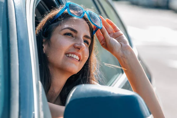 Smiling Woman Car Window — Stockfoto