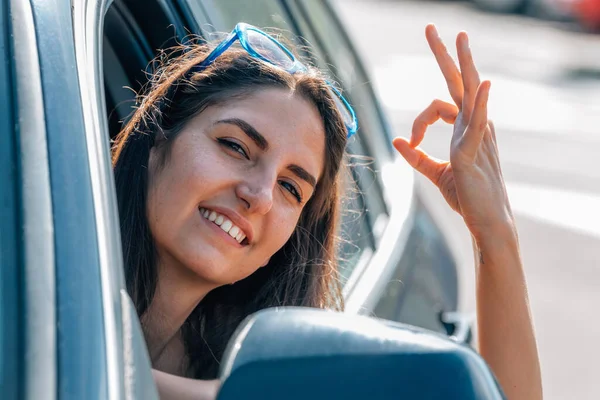 Lächelnde Frau Autofenster — Stockfoto
