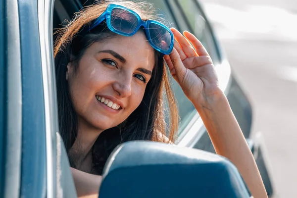 Smiling Woman Car Window — Stockfoto