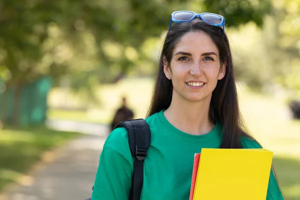 Student Girl Books Outdoors — стоковое фото