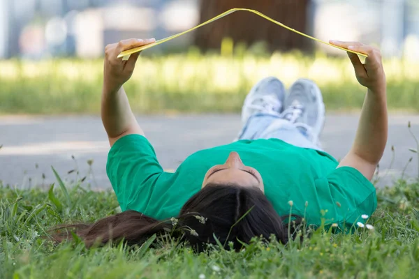 Estudante Campus Deitado Para Baixo Leitura — Fotografia de Stock