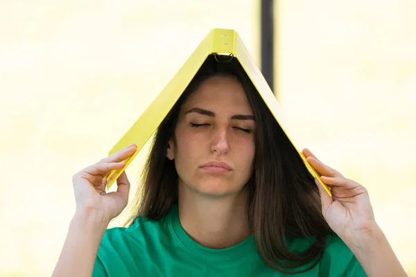 Estudiante Campus Estresado Cansado Con Libro Cabeza — Foto de Stock