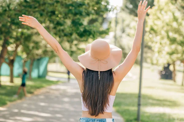 Girl Hat Her Back Summer Outdoors — 图库照片