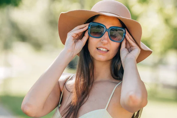 Retrato Menina Verão Com Chapéu Óculos Sol Rua — Fotografia de Stock