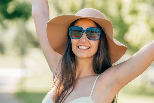 Ritratto Ragazza Donna Con Cappello Occhiali Sole Estate Godendo — Foto Stock