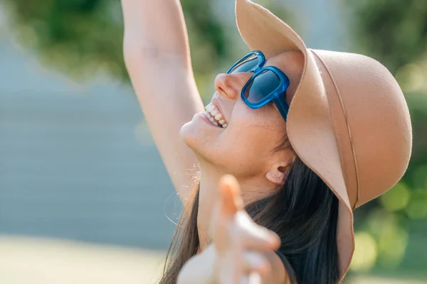 Портрет Дівчини Або Жінки Капелюхом Сонцезахисними Окулярами Влітку Насолоджуючись — стокове фото