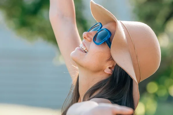 Портрет Девушки Женщины Шляпе Солнцезащитных Очках Летом — стоковое фото