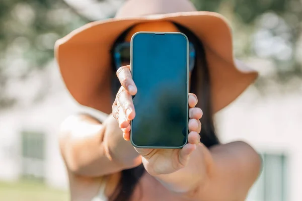 Menina Mostrando Tela Telefone Móvel Verão Livre — Fotografia de Stock