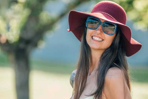 Ritratto Ragazza Estate Con Occhiali Sole Cappello — Foto Stock